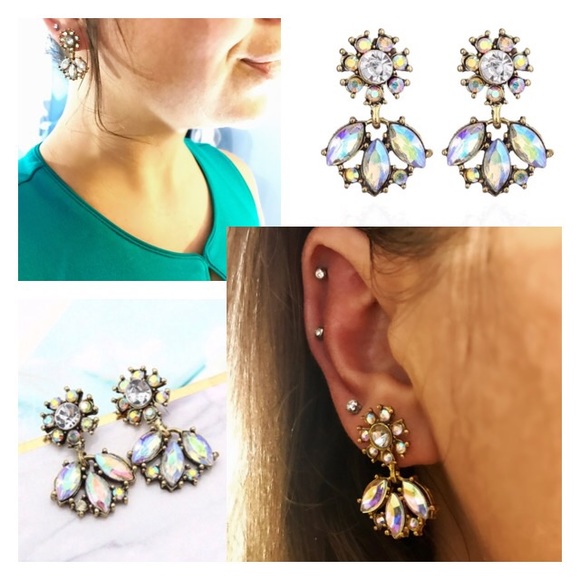 GratefulMaker Jewelry - NEW!💙💎VINTAGE RHINESTONE EARRINGS!💎💙GOLD LOOK!